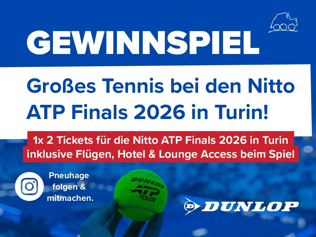 Infos zum Preis des Pneuhage Social-Media-Gewinnspiels sponsored by Dunlop, im Hintergrund ein Tennis-Publikum, vorne eine Hand, die einen Tennisball hält
