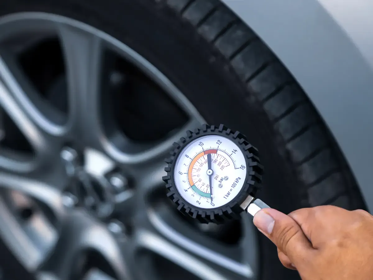 Luftdruckmesser wird am Reifen eines Autos zur Kontrolle des Reifendrucks verwendet.