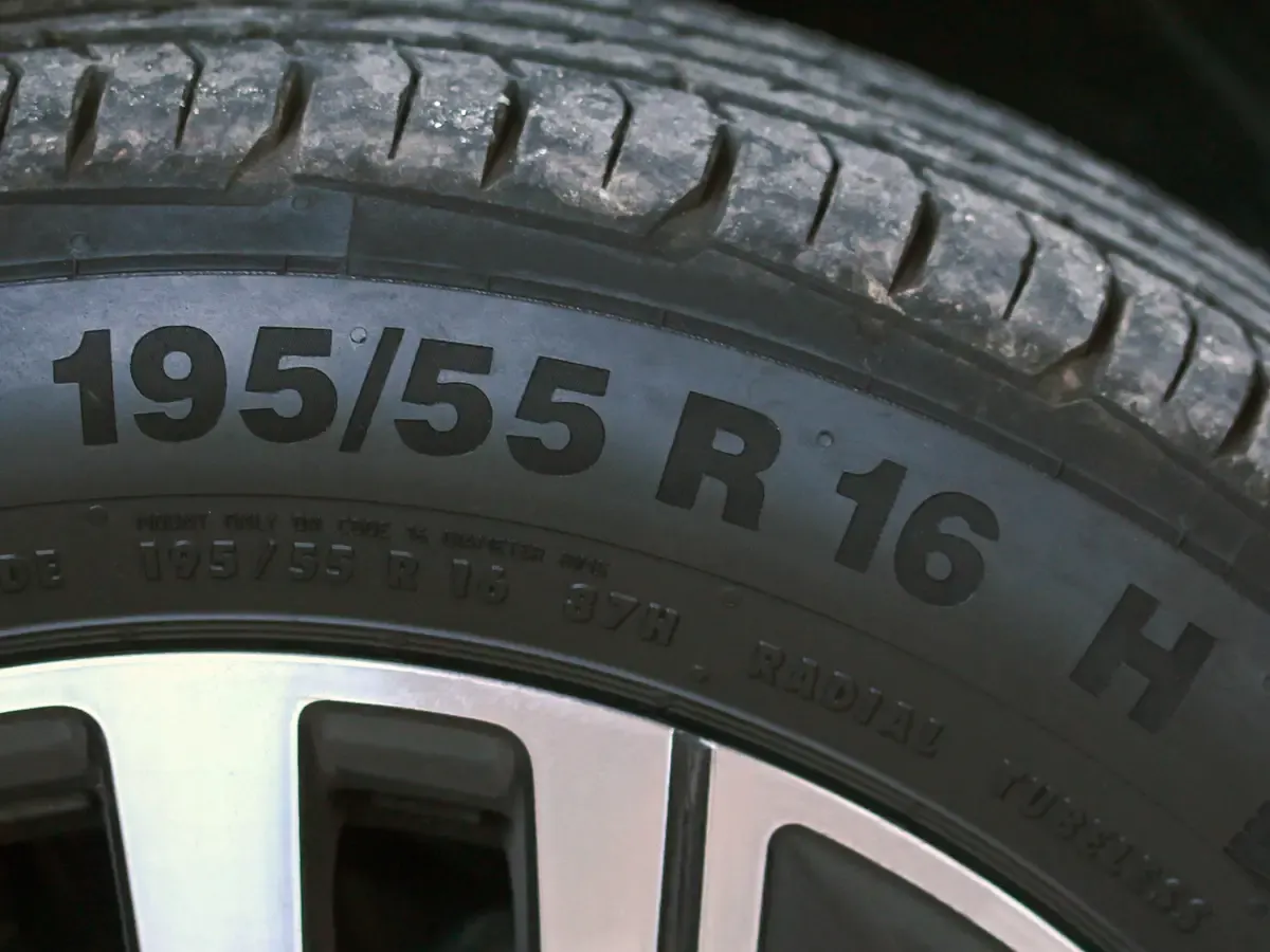 Reifen mit deutlich sichtbarer Kennzeichnung der Reifengröße 195/55 R16