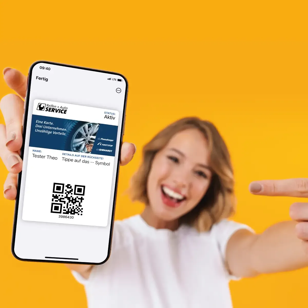 Person hält ein Smartphone mit einer digitalen Kundenkarte und QR-Code in die Kamera