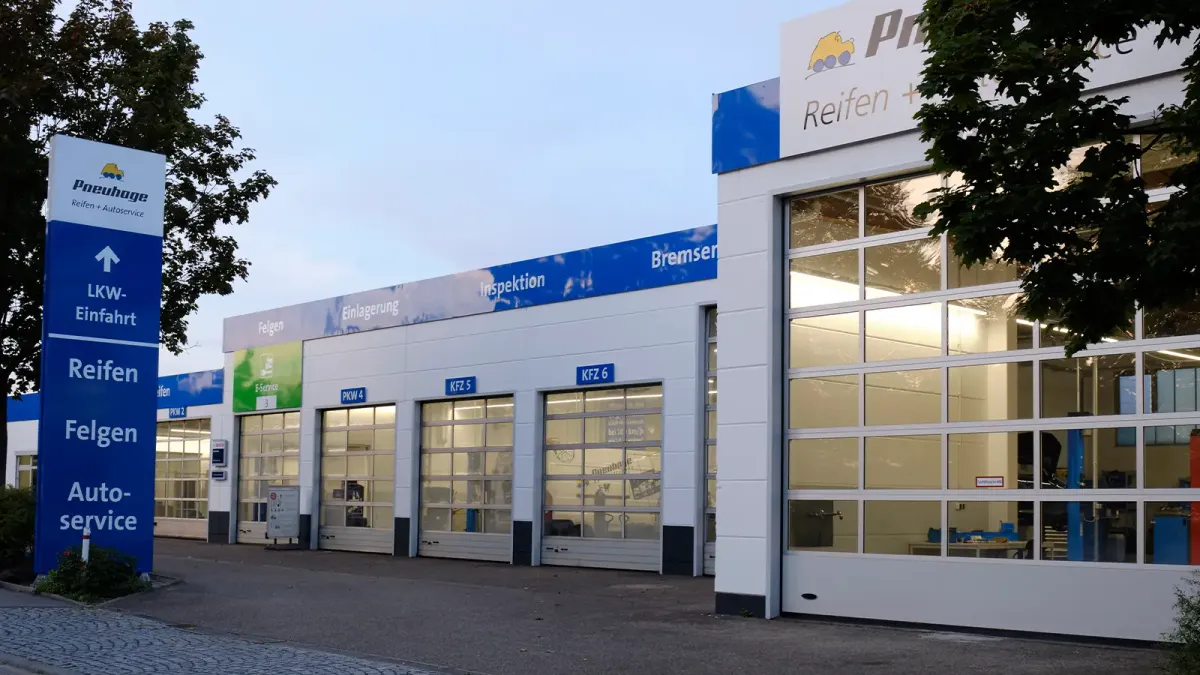 Pneuhage Filiale mit Werkstatttoren und Hinweisschild für Reifen, Felgen und Autoservice