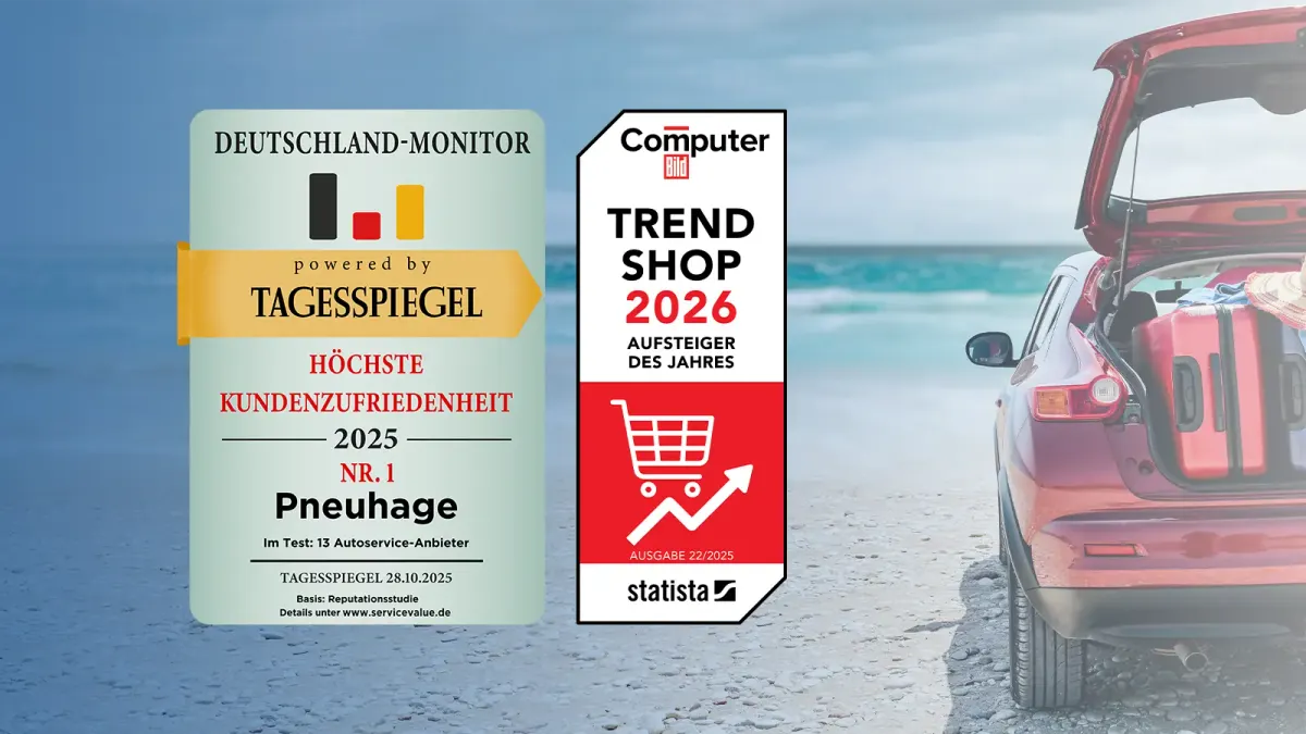 Zwei Testsieger-Auszeichnungen, im Hintergrund Sandstrand am Meer mit rotem Auto