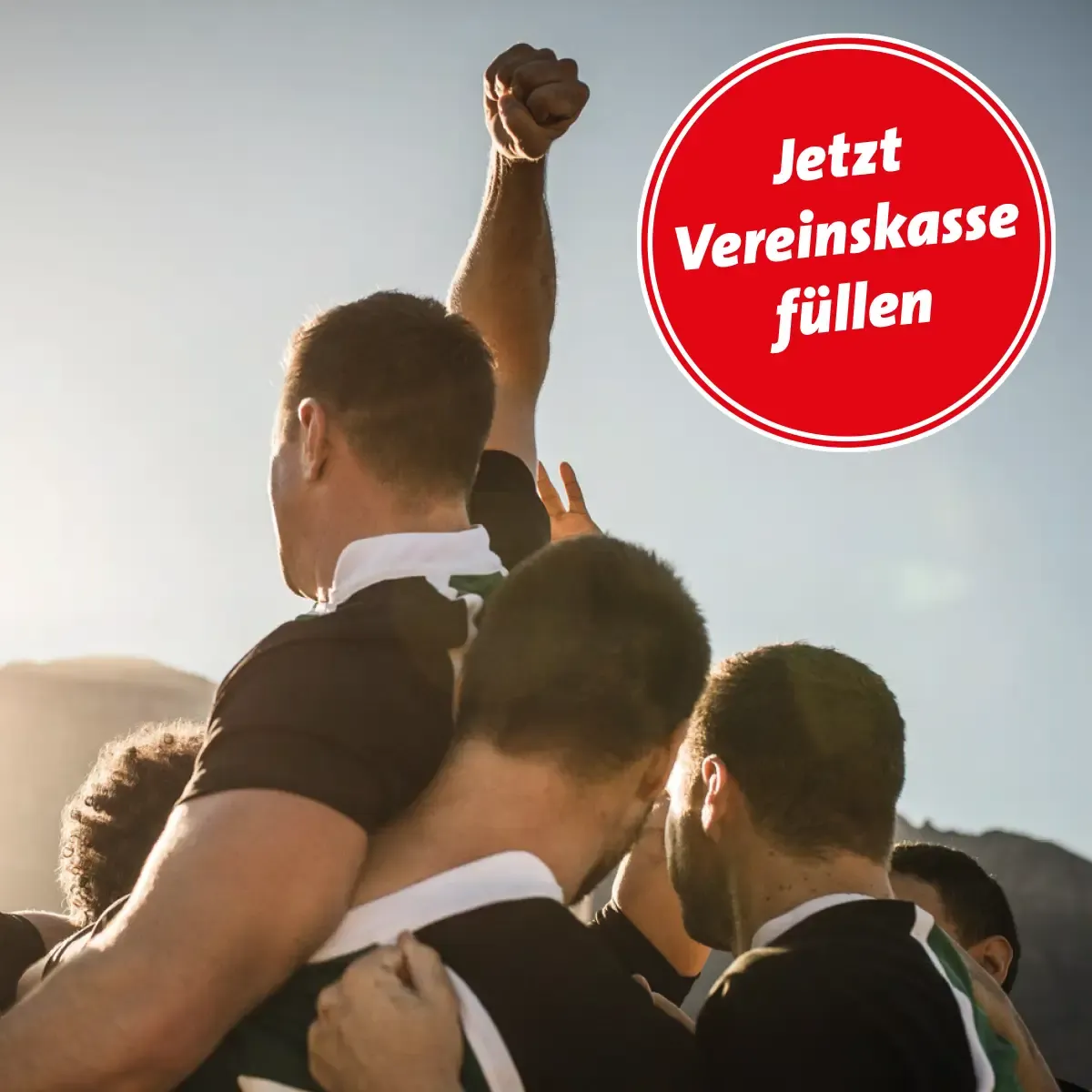 Mehrere Sportler in einem Teamkreis bei Sonnenlicht, ein Spieler jubelt mit erhobener Faust