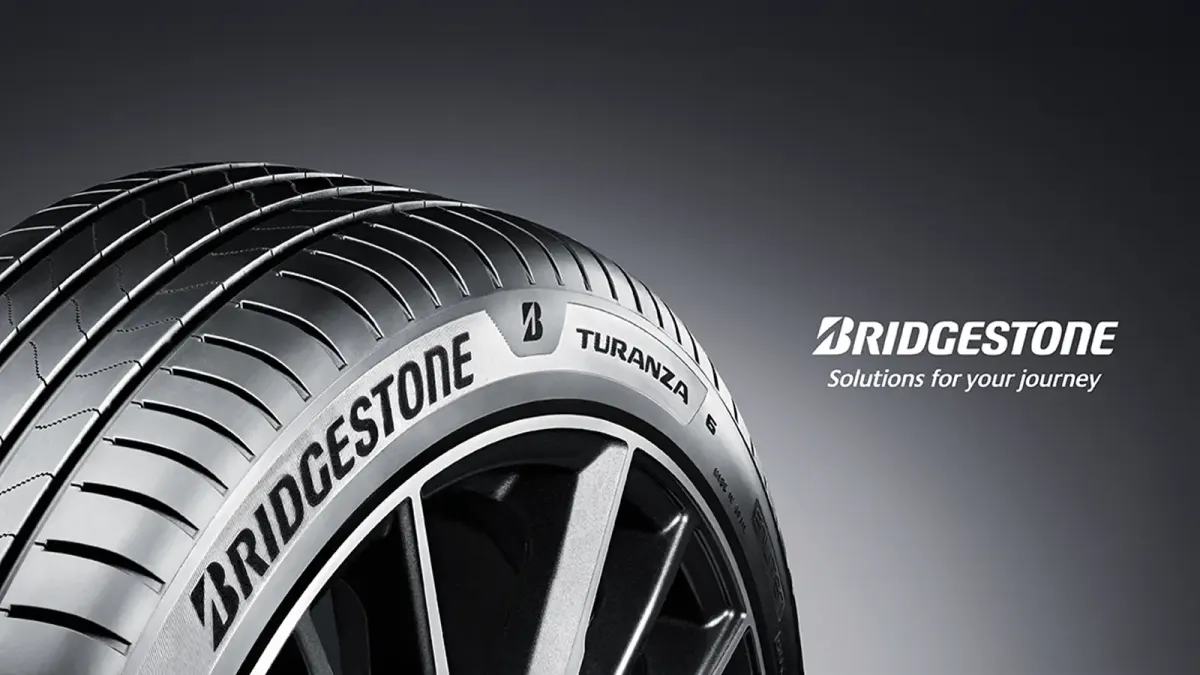 Nahaufnahme Bridgestone Turanza 6 Sommerreifen, Bridgestone Logo rechts daneben
