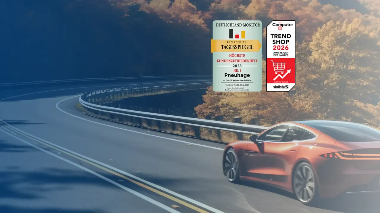 Ein kupferfarbenes Sportauto fährt auf einer herbstlichen Landstraße, daneben zwei Testsieger-Auszeichnungen