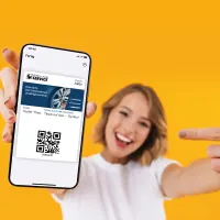 Person hält ein Smartphone mit einer digitalen Kundenkarte und QR-Code in die Kamera