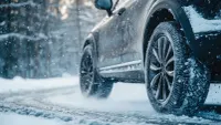 Nahaufnahme Reifen im Schnee mit Profil und Schneematsch
