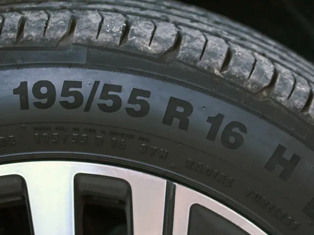 Reifen mit deutlich sichtbarer Kennzeichnung der Reifengröße 195/55 R16