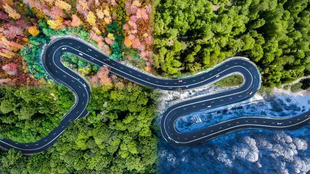 Luftaufnahme kurvige Straße durch Waldlandschaft in verschiedenen Jahreszeiten