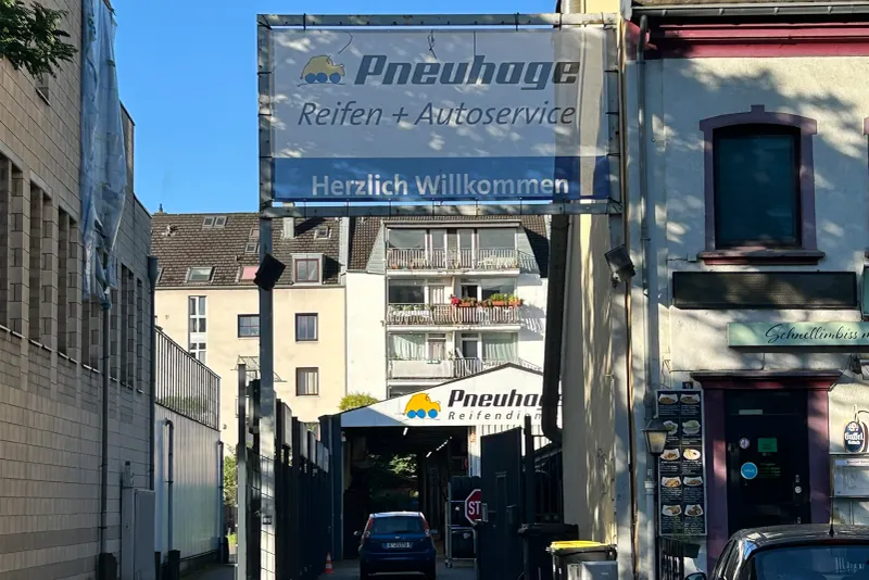 Außenansicht der Pneuhage Filiale Köln Sülz mit Reifen- und Autoservice