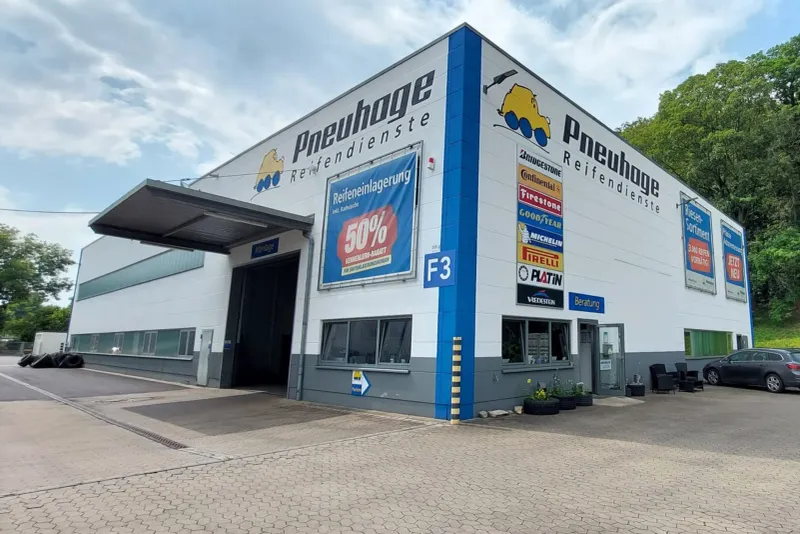 Außenansicht der Pneuhage Filiale Dresden Dölzchen mit Reifen- und Autoservice