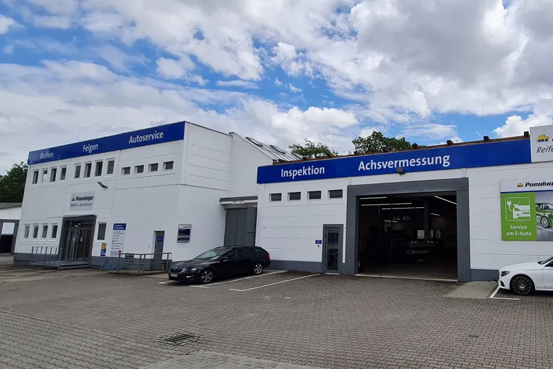 Außenansicht der Pneuhage Filiale Dresden Niedersedlitz mit Reifen- und Autoservice