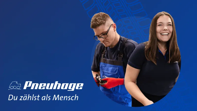 Zwei Mitarbeitende in Arbeitskleidung vor blauem Hintergrund, eine Person arbeitet mit Werkzeug