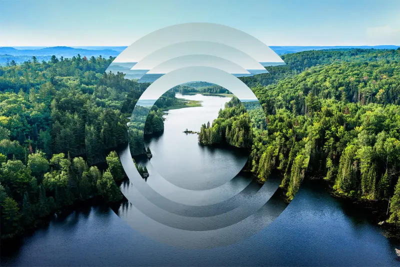 Luftaufnahme eines Flusses, der durch dichten grünen Wald verläuft, mit transparenter Kreisgrafik