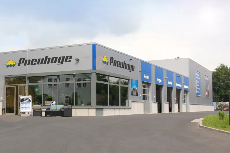 Außenansicht der Pneuhage Filiale Dresden Kaditz mit Reifen- und Autoservice