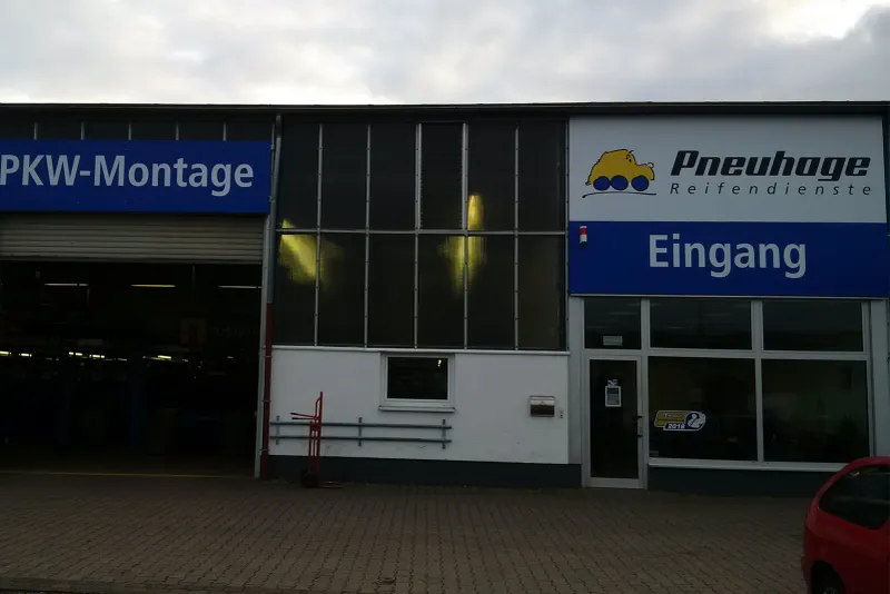 Außenansicht der Pneuhage Filiale Köln Ossendorf mit Reifen- und Autoservice