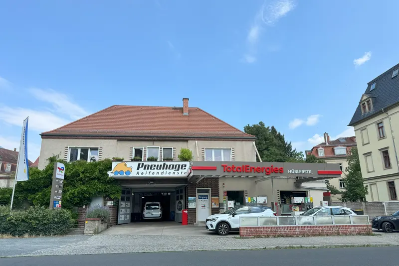 Außenansicht der Pneuhage Filiale Dresden Striesen mit Reifen- und Autoservice