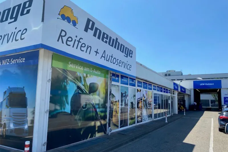 Außenansicht der Pneuhage Filiale Karlsruhe Fiduciastraße mit Reifen- und Autoservice